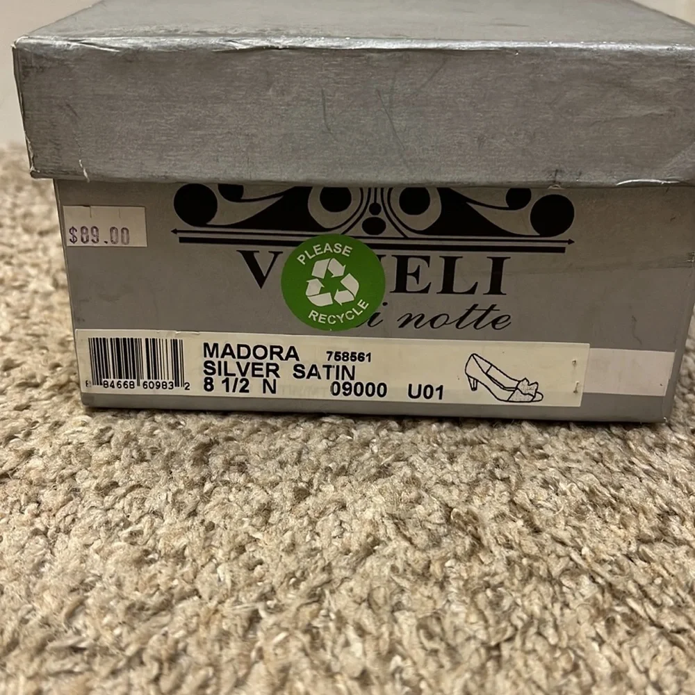 Vaneli Di Notte Silver Satin Peep Toe Heels - Picture 12 of 13